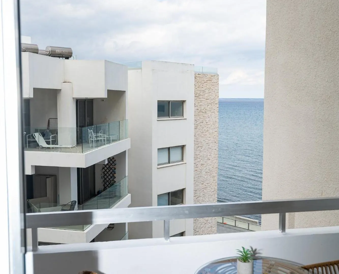 Lazuli Beach & Pool Apartment 501 Larnaca